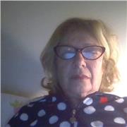 Docente di inglese impartisce lezioni a studenti delle medie e superiori